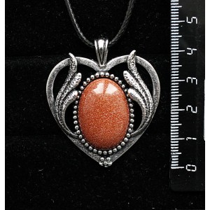 Кулон из авантюрина красного (синт.), овал 25х18мм, оправа "сердце с крыльями"