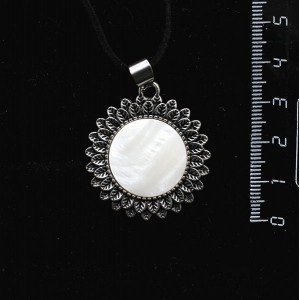 Кулон из перламутра белого "подсолнух", круг 20мм