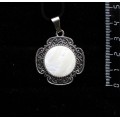 Кулон из перламутра белого, круг 20мм, оправа "4 лепестка"