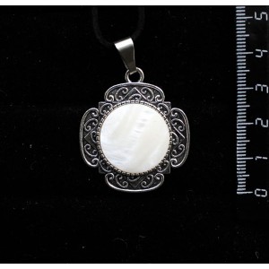 Кулон из перламутра белого, круг 20мм, оправа "4 лепестка"