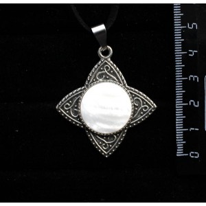 Кулон из перламутра белого "роза ветров", круг 20мм