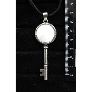 Кулон из перламутра белого "ключик", круг 20мм