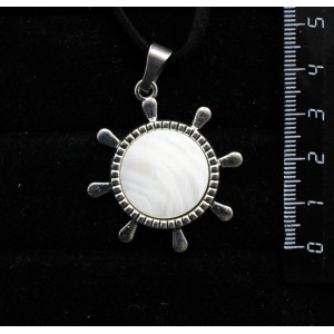 Кулон из перламутра белого "штурвал", круг 20мм