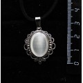 Кулон из кошачьего глаза (синт.) белого, овал, 18х13мм, оправа "трилистник"