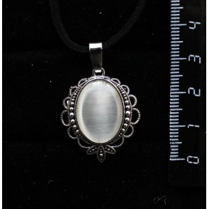Кулон из кошачьего глаза (синт.) белого, овал, 18х13мм, оправа "трилистник"