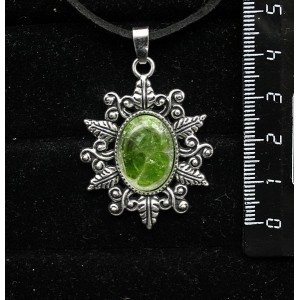 Кулон из хромдиопсида (кабошон-мозаика), овал, 18х13мм, оправа "папоротник"