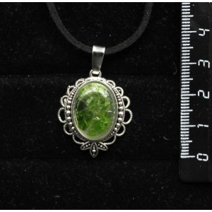 Кулон из хромдиопсида (кабошон-мозаика), овал, 18х13мм, оправа "трилистник"