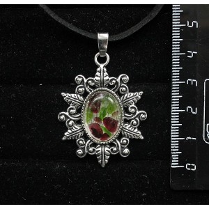 Кулон из хромдиопсида и граната (кабошон-мозаика), овал, 18х13мм, оправа "папоротник"