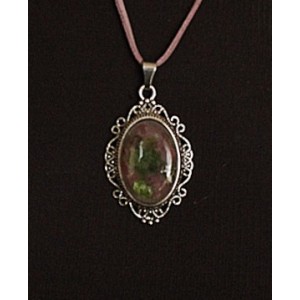 Кулон из хромдиопсида и турмалина (кабошон-мозаика), овал 30х20мм, ажурная оправа