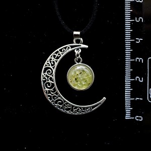Кулон из хризолита (кабошон-мозаика), "луна", круг 12мм