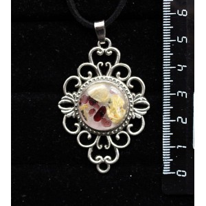 Кулон из волосатика и граната (кабошон-мозаика), круг 18мм, оправа "ромб с узором"