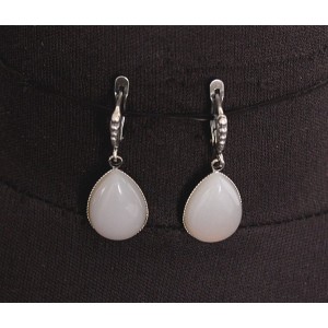 Серьги из агата белого, капелька 18х13мм, швензы посеребрение