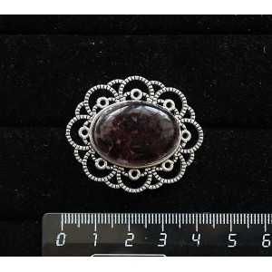 Брошь из граната (кабошон-мозаика), овал 25х18мм, "ромашка"