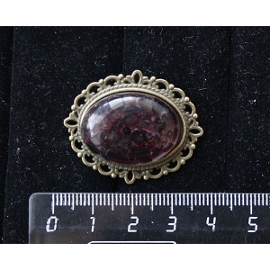 Брошь из граната (кабошон-мозаика), овал 25х18мм, оправа с узором цвет бронза