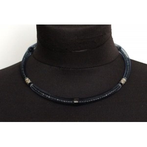 Колье c перламутром черным и стекляными бусинами в сетке, цвет темно-синий