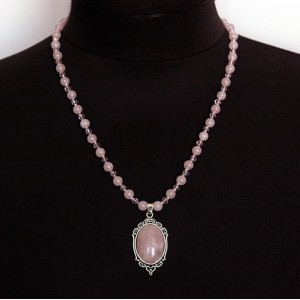 Колье-кулон из кварца розового, овал 25х18мм, оправа медальон
