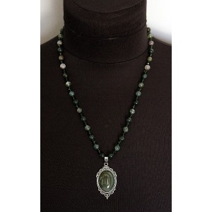 Колье-кулон из яшмы зеленой, овал 25х18мм, оправа медальон