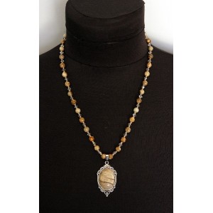 Колье-кулон из яшмы песочной, овал 25х18мм, оправа медальон