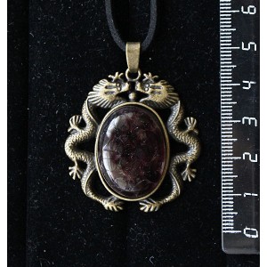 Кулон из граната (кабошон-мозаика), овал 25х18мм, оправа цвет бронза "2 дракона"
