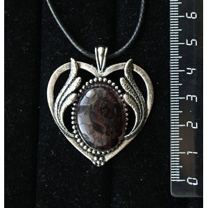 Кулон из граната (кабошон-мозаика), овал 25х18мм, оправа "сердце с крыльями"