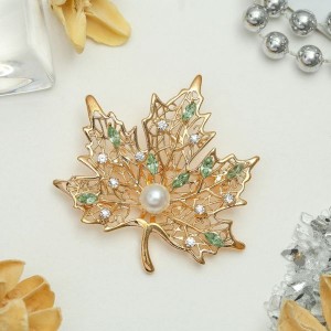 Брошь "Лист кленовый", цвет бело-зеленый, цвет золотистый