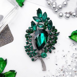 Брошь "Императрица" ветвь, цвет изумрудный в сером металле