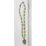 Колье-кулон из хризолита, овал 25х18мм кабошон-мозаика + галтовка, оправа медальон