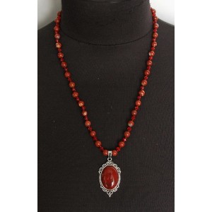 Колье-кулон из яшмы красной, овал 25х18мм, оправа медальон