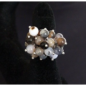 Кольцо с агатом, цвет белый с серым "гроздь" безразмерное