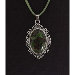 Кулон из хромдиопсида и граната (кабошон-мозаика), овал 30х20мм, ажурная оправа