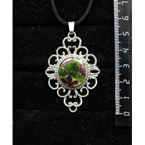 Кулон из хромдиопсида и граната (кабошон-мозаика), круг 18мм, оправа "ромб с узором"