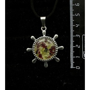 Кулон из хризолита и граната (кабошон-мозаика), "штурвал", круг 20мм