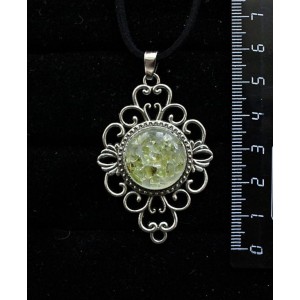 Кулон из хризолита (кабошон-мозаика), круг 18мм, оправа "ромб с узором"