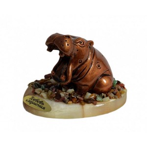 Композиция из селенита, гипса и самоцветов "бегемот сидит" 90х65х68мм