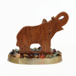 Композиция из селенита, литьевой смолы и самоцветов "слон" 100х60х90мм, 205г