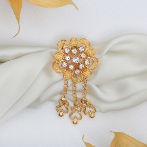 Зажим для платка "Цветок" с кулонами, цвет белый, цвет золотистый