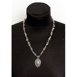 Колье-кулон из лабрадорита, овал 25х18мм, оправа медальон