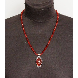 Колье-кулон из сердолика, овал 25х18мм, оправа медальон