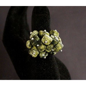 Кольцо из змеевика "гроздь", галтовка