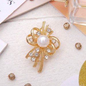 Брошь "Жемчужная классика" цветок, цвет белый, цвет золотистый (пластик, стразы)