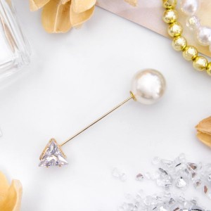 Булавка "Стрела" 5см, цвет белый, цвет золотистый (пластик, фианит) Булавка "Стрела" 5см, цвет белый, цвет золотистый (пластик, фианит)