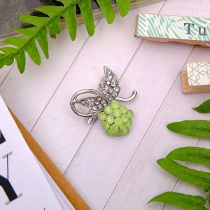 Брошь "Ягодка", цвет бело-зеленый, цвет серебристый (стразы)