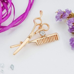 Брошь "Парикмахер", цвет белый, цвет золотистый (стразы)