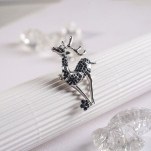 Брошь "Императрица" вензеля, цвет изумрудный в сером металле (стекло, стразы)