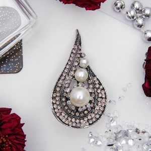 Брошь капля, цвет белый в черненом серебре (пластик, стразы)