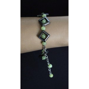 Браслет из оникса, шарик 6мм в квадратной рамке из гематита