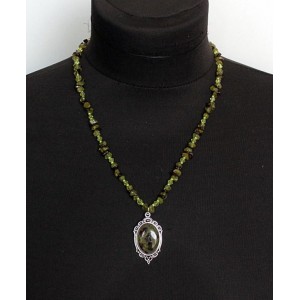 Колье-кулон из хризолита и граната, овал 25х18мм кабошон-мозаика + галтовка, оправа медальон