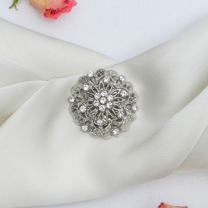 Магнит для платка "Цветок" королевы, цвет белый, цвет серебристый (стразы)