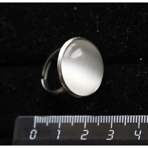 Кольцо с кошачьим глазом (синт.), цвет белый, круг 20мм, безразмерное