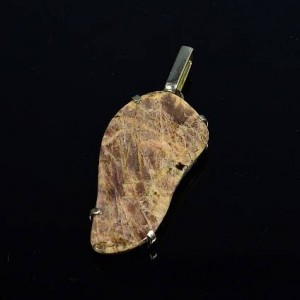 Кулон из авантюрина солнечного 40х21мм, авт.-ручная работа, юв сплав - нейзильбер